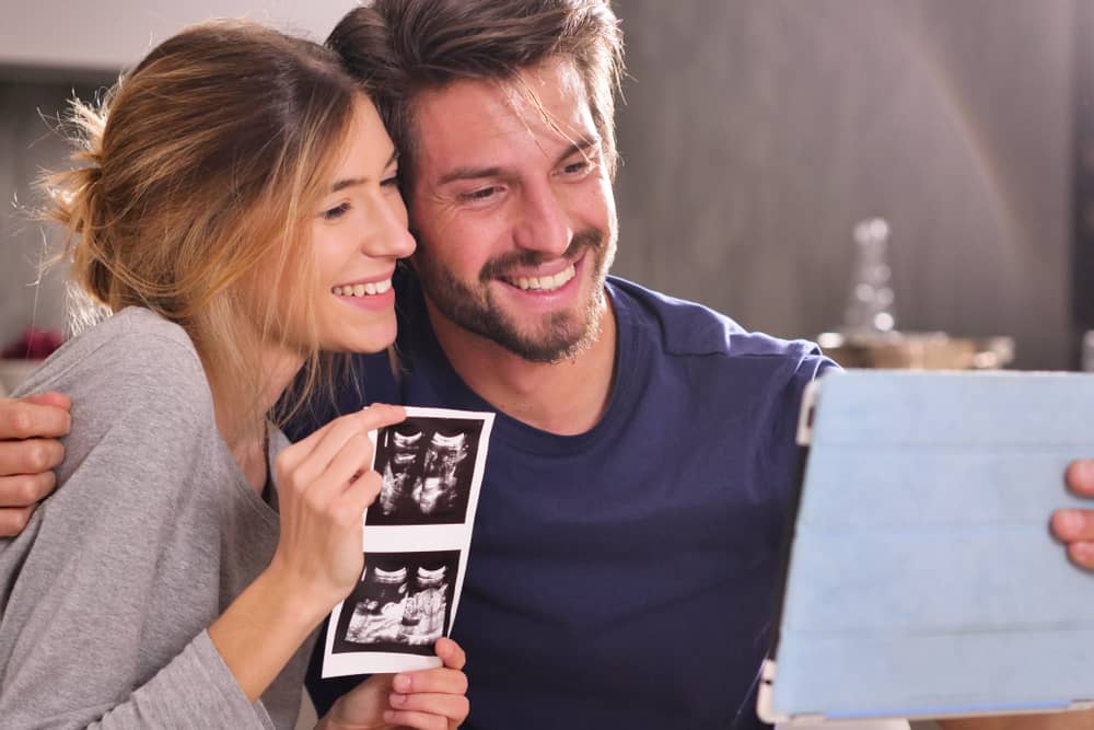 couple announce pregnancy on video call